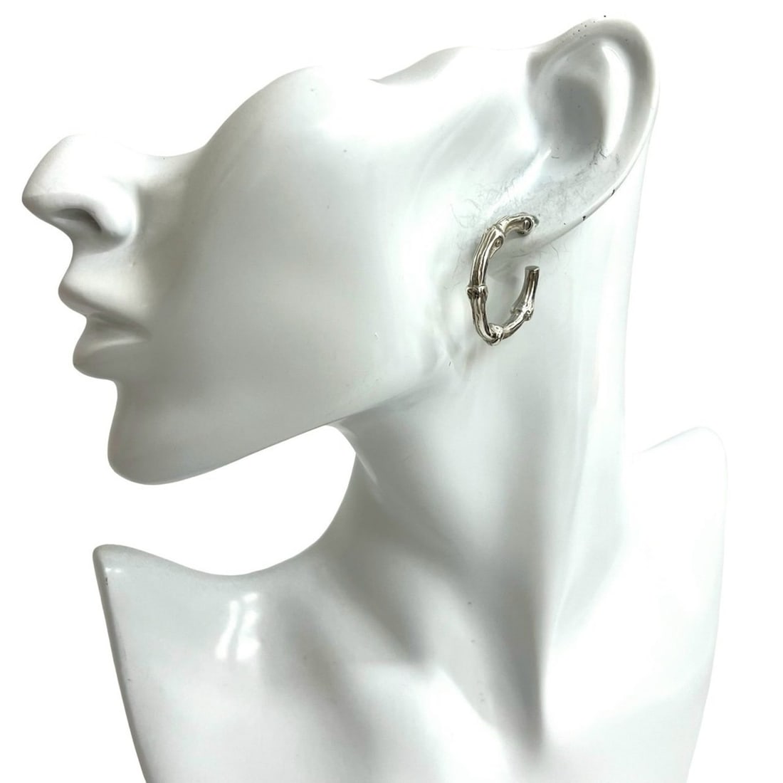 TIFFANY & Co. Tiffany Bamboo Hoop Earrings in Sterling Silver, 41615: --- Catalog ---Category: SizeSize (HxWxD): 26.00mm x 26.00mm / 1.02'' x 1.02''Category: DesignType: Hoop earringsColor: SilverGender: WomenMaterial: Silver 925Category: GeneralBrand: Tiffany--- Item L