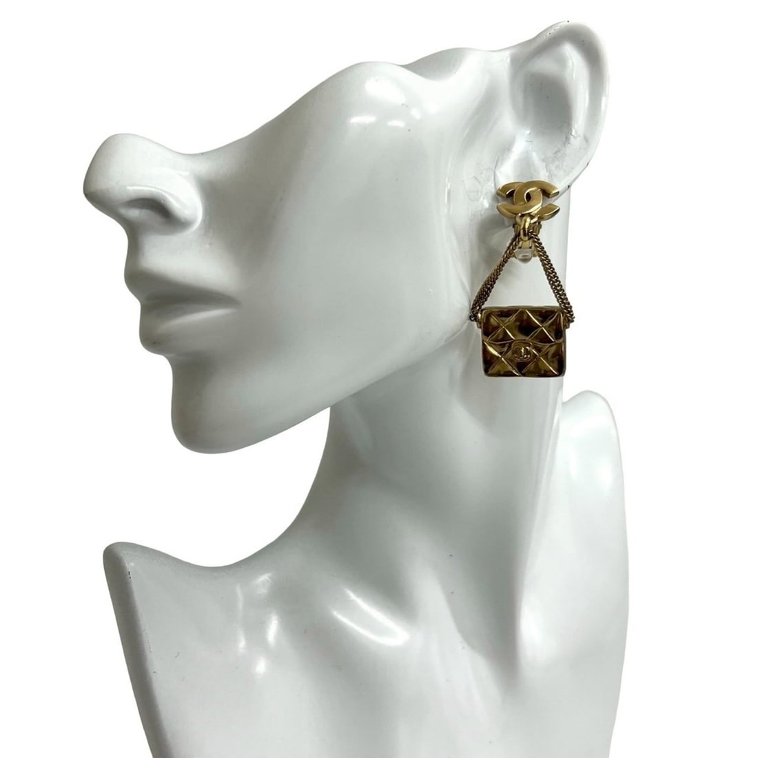 CHANEL Coco Mark Matelasse Bag Motif GP Earrings/Ear Cuffs Gold 17048: --- Catalog ---Category: SizeSize (HxWxD): 50.00mm x 20.00mm / 1.97'' x 0.79''Category: DesignType: Clip earringsColor: GoldGender: WomenMaterial: Gold platingCategory: GeneralBrand: Chanel--- Item Li