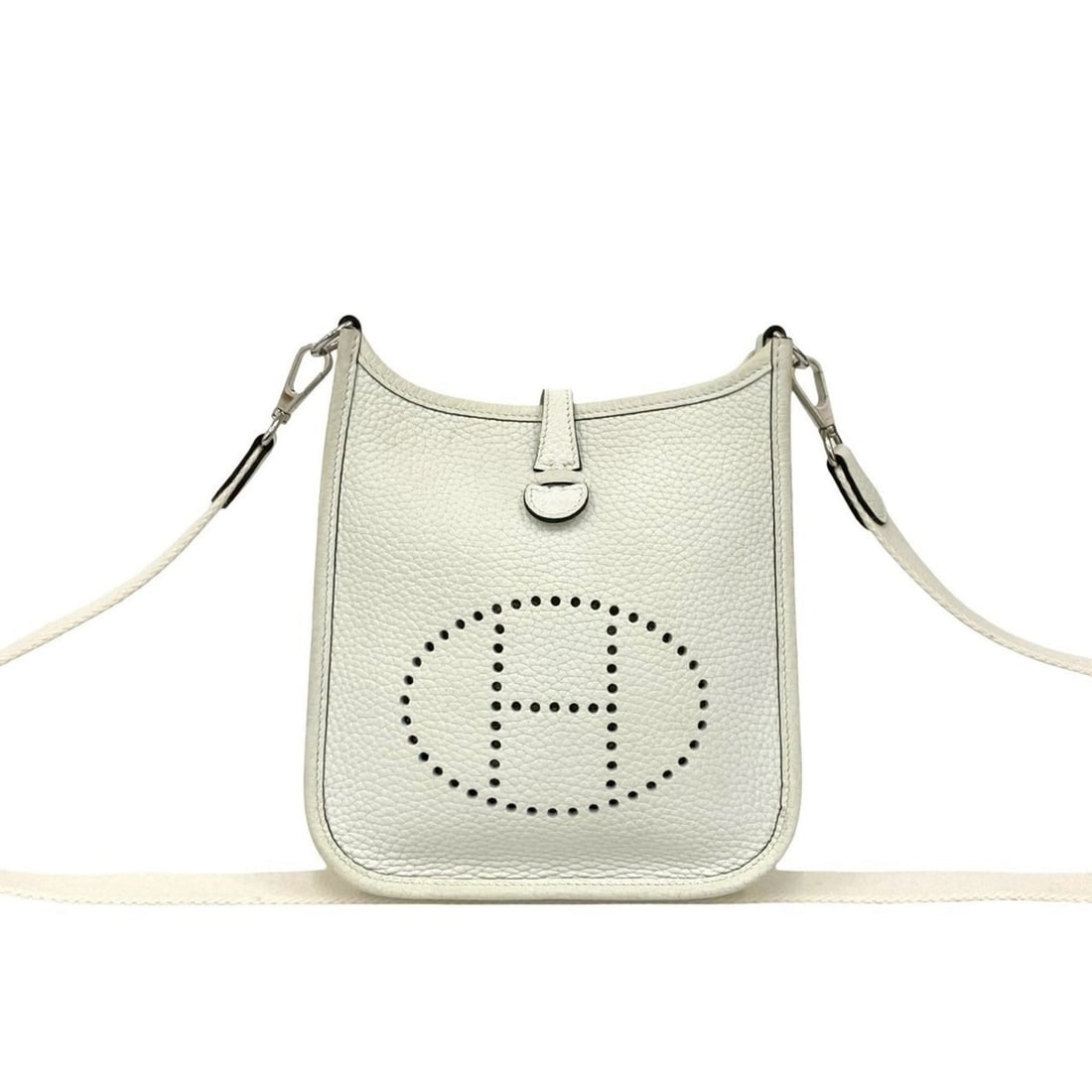 HERMES Evelyn TPM Taurillon Clemence Leather Shoulder Bag/Pochette in New White 36393: --- Catalog ---Category: SizeSize (HxWxD): 18cm x 17.5cm x 5.5cm / 7.08'' x 6.88'' x 2.16''Category: DesignType: Pochette, Shoulder bagColor: WhiteGender: WomenMaterial: Taurillon clemence leather Cat