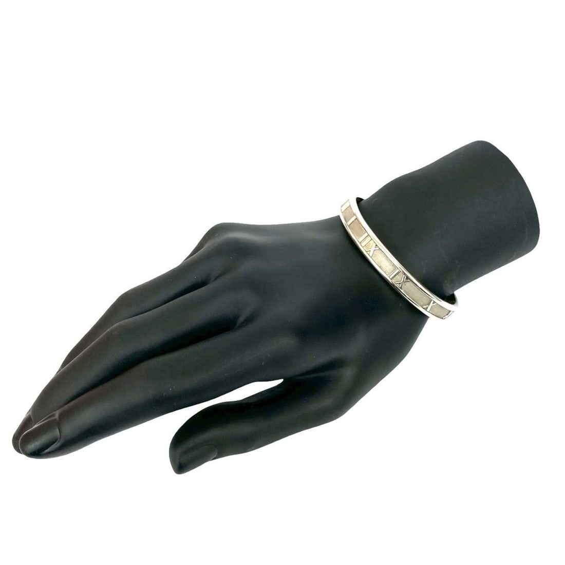 TIFFANY & Co. Tiffany Atlas Bangle Bracelet in Silver 925 (26507): --- Catalog ---Category: SizeLength: 15.5cm / 6.1''Category: DesignType: BangleColor: SilverGender: WomenMaterial: Silver 925Category: GeneralBrand: Tiffany--- Item List ---Section: ConditionRanking: