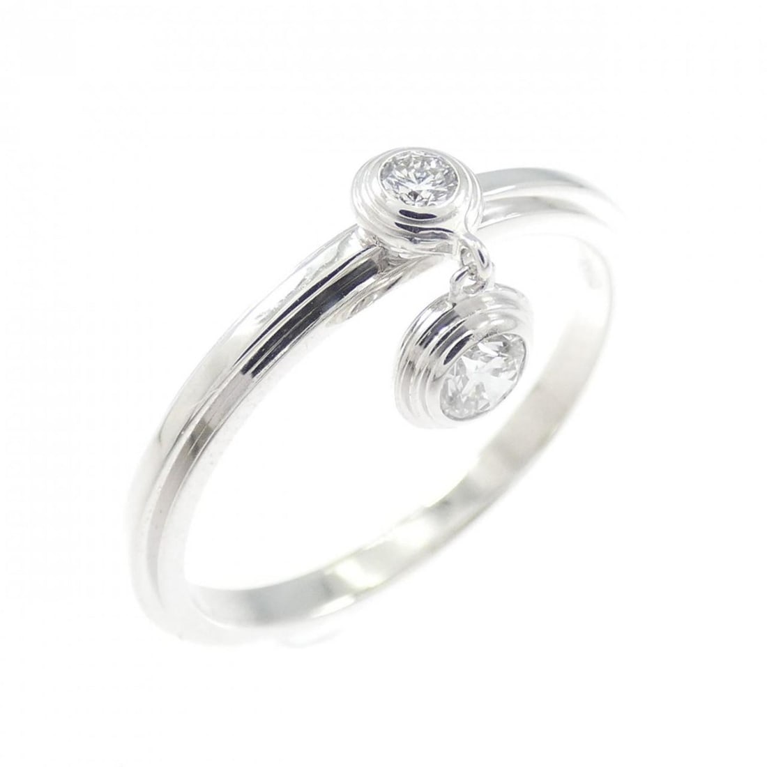 Cartier Diamant Legende Ring: --- Catalog ---Category: SizeUS Size: 4.5Brand Size: 48Category: DesignType: Band ringColor: White goldStone: DiamondGender: WomenMaterial: White gold (18K)Category: GeneralMPN: B4093400Brand: Cartier