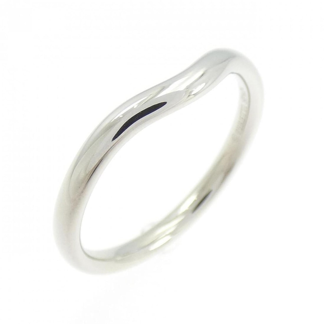 Tiffany Curved Ring: --- Catalog ---Category: SizeJP Size: 14US Size: 7Category: DesignType: Band ringColor: PlatinumGender: WomenMaterial: Platinum 950Category: GeneralBrand: Tiffany--- Item List ---Section: ConditionRan