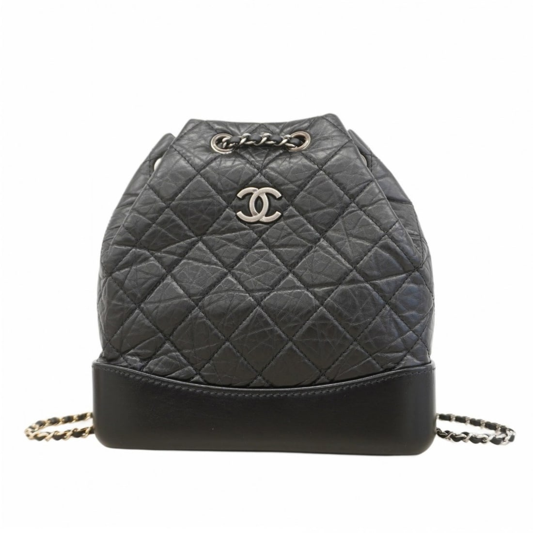 Chanel Backpack/Daypack Matelasse Calfskin Black Gold Women's: --- Catalog ---Category: SizeSize (HxWxD): 22.5cm x 22cm x 9.5cm / 8.85'' x 8.66'' x 3.74''Category: DesignType: BackpackColor: BlackGender: WomenMaterial: Leather Hardware Color: Gold, SilverLeather/