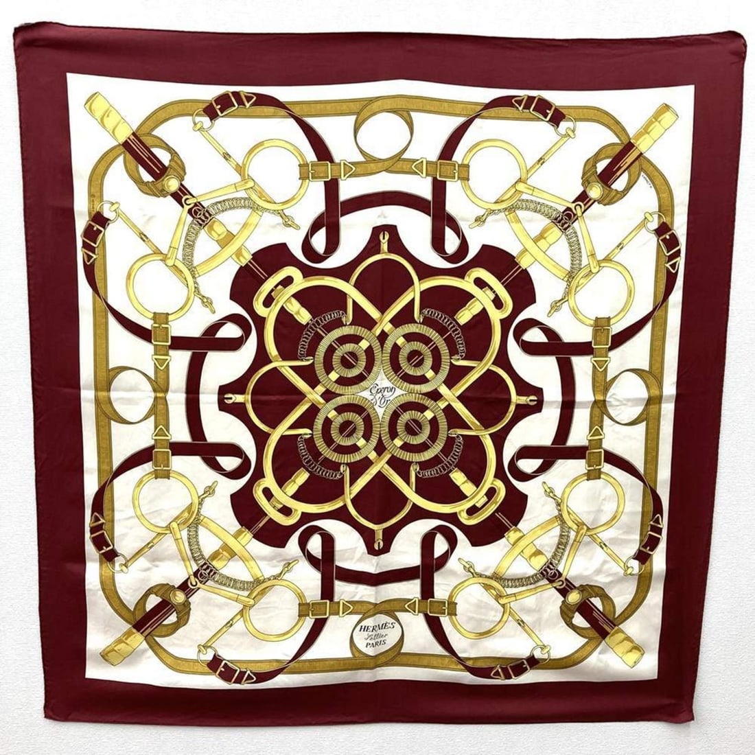 HERMES Carré 90 Eperon d'or Golden Spur Scarf/Muffler Silk Red Women's: --- Catalog ---Category: SizeWeight: 62g / 2.18oz.Size (LxW): 86cm x 89cm / 33.85'' x 35.03''Category: DesignType: ScarfColor: Red colorGender: WomenMaterial: Silk Category: GeneralBrand: Hermes--- It
