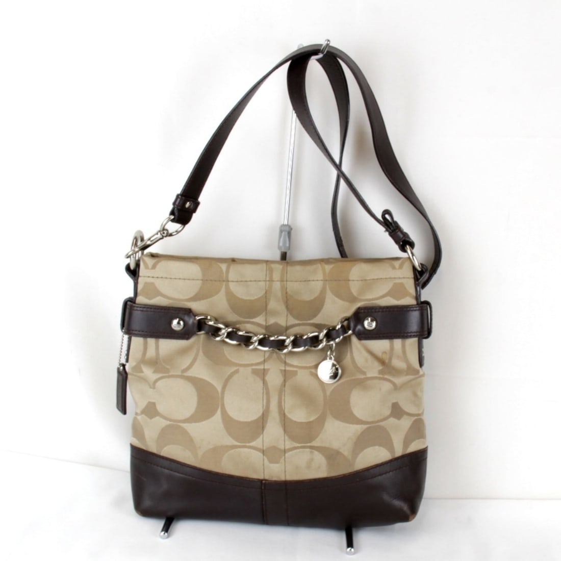 COACH F18862 Signature Shoulder Bag in Brown Canvas for Women: --- Catalog ---Category: SizeSize (HxWxD): 25cm x 26cm x 6cm / 9.84'' x 10.23'' x 2.36''Strap Length: 110cm / 43.3''Category: DesignType: Shoulder bagColor: BrownGender: WomenClosure: ZipperMaterial: