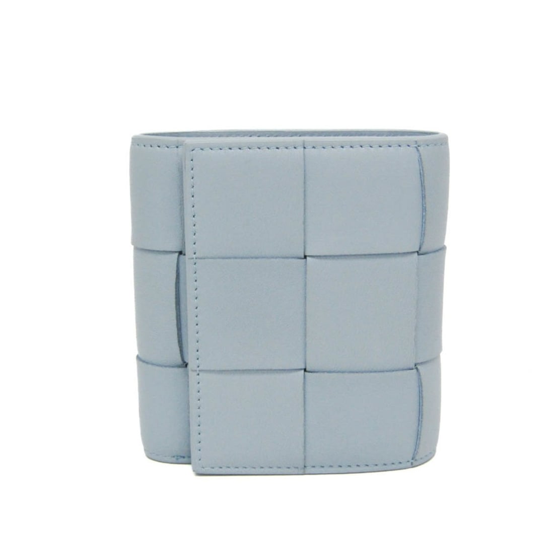 Bottega Veneta CASSETTE Men,Women Leather Middle Wallet (tri-fold) Light Blue: --- Catalog ---Category: SizeSize (HxWxD): 9.5cm x 10.5cm x 3cm / 3.74'' x 4.13'' x 1.18''Category: DesignType: Middle wallet (tri-fold)Color: Light blueGender: Men,WomenClosure: Snap fastenerMaterial