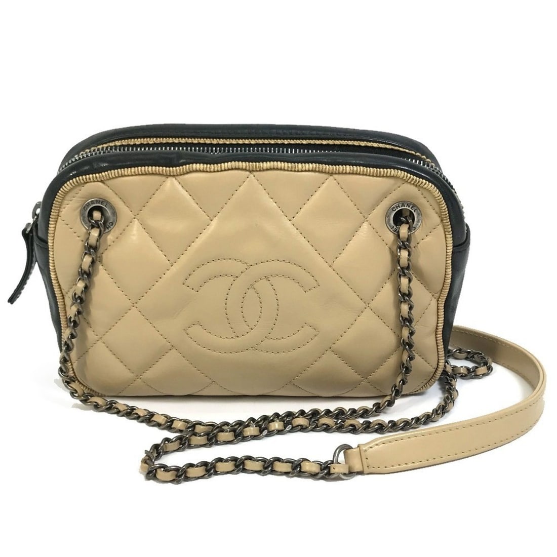 CHANEL CC Coco Mark Ballerine Chain Shoulder Bag in Calfskin Leather, Beige and Black: --- Catalog ---Category: SizeSize (HxWxD): 14cm x 21cm x 6cm / 5.51'' x 8.26'' x 2.36''Strap Length: 130cm / 51.18''Category: DesignType: Shoulder bagColor: Beige, BlackGender: WomenMaterial: Leather