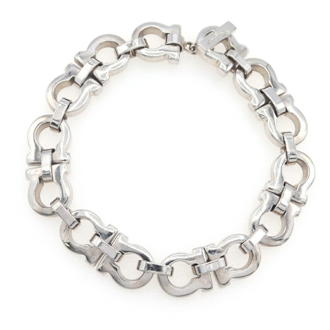 Salvatore Ferragamo Gancini Silver Metal Bangle Bracelet for Men and Women: --- Catalog ---Category: SizeLength: 18.5cm / 7.28''Category: DesignType: Charm braceletColor: SilverGender: Men,WomenMaterial: MetalCategory: GeneralBrand: Salvatore FerragamoCountry of Origin: Italy