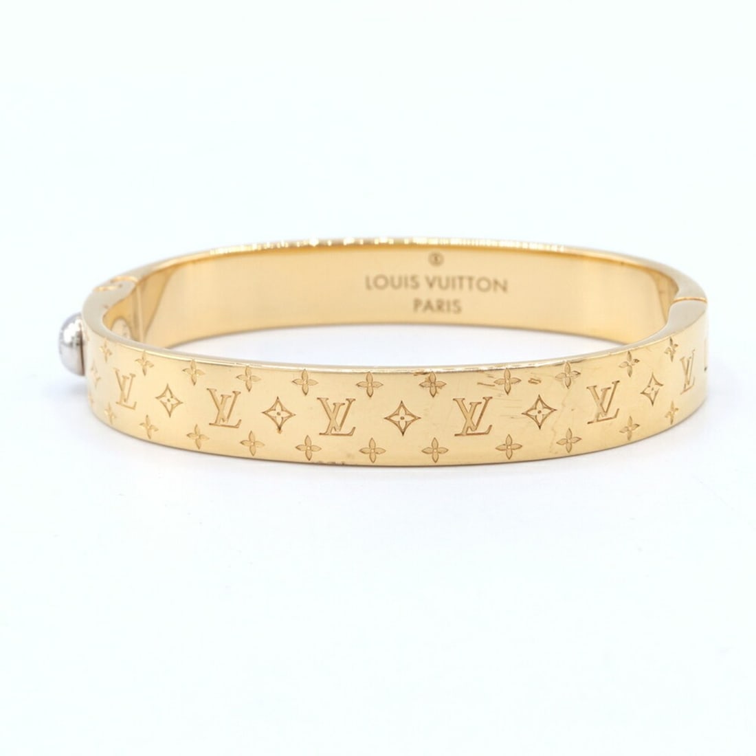 Louis Vuitton Nanogram Bangle Cuff M00251 Gold Metal Small Bracelet for Men and Women: --- Catalog ---Category: SizeLength: 16cm / 6.29''Category: DesignType: BangleColor: GoldGender: Men,WomenMaterial: MetalCategory: GeneralMPN: M00251Brand: Louis Vuitton--- Item List ---Section: Condi