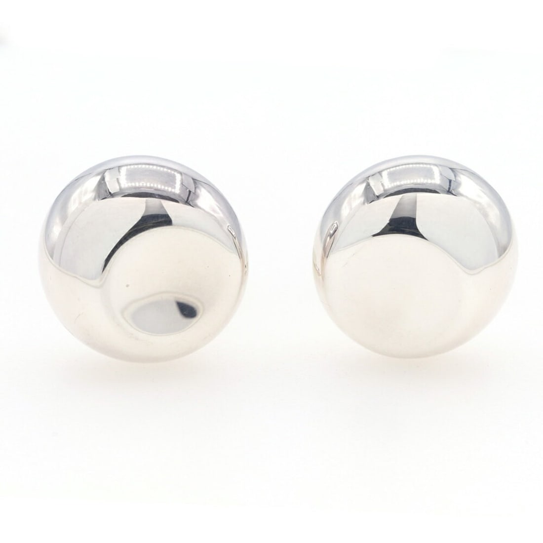 Tiffany & Co. Elsa Peretti Round Clip Earrings in Sterling Silver (925) for Women: --- Catalog ---Category: DesignType: Clip earringsGender: WomenMaterial: Sterling silver 925Category: GeneralBrand: Tiffany--- Item List ---Section: ConditionRanking: Rank A Used - A few traces of usa