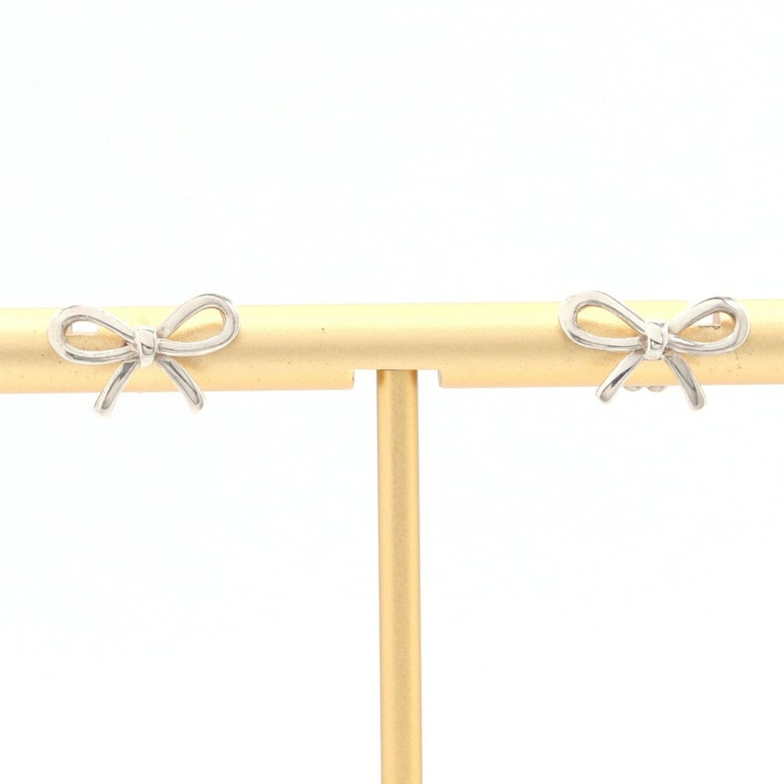 Tiffany & Co. Ribbon Earrings in Sterling Silver (925) for Women: --- Catalog ---Category: DesignType: Stud earringsGender: WomenMaterial: Sterling silver 925Category: GeneralBrand: Tiffany--- Item List ---Section: ConditionRanking: Rank AB Used - Traces of usage, s