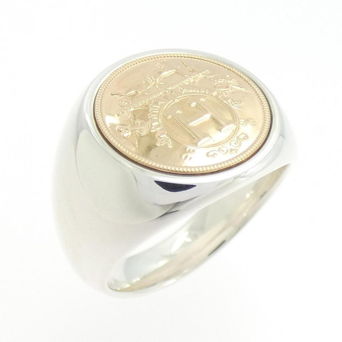 Hermes Hermès Exlibris Chevalier Ring: --- Catalog ---Category: SizeUS Size: 6Brand Size: 51Category: DesignType: Band ringGender: WomenMaterial: Pink gold (18K), Silver 925Category: GeneralMPN: H120642BBrand: Hermes--- Item List