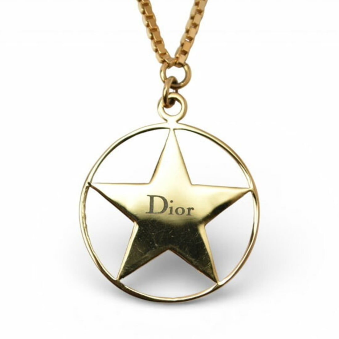 Christian Dior necklace choker with star motif in gold: --- Catalog ---Category: SizePendant Size: 22mm x 22mm / 0.86'' x 0.86''Neck Circumference: 31 cm - 36 cm / 12.2'' - 14.17''Category: DesignColor: GoldGender: WomenNecklace Type: NecklaceCategory: Gen