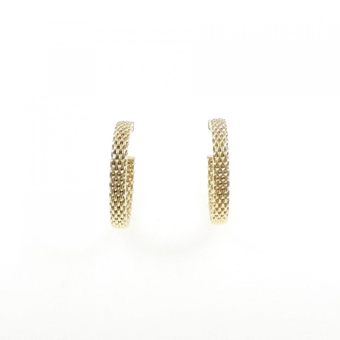 Tiffany Somerset earrings: --- Catalog ---Category: SizeSize (HxWxD): 24.90mm x 3.60mm / 0.98'' x 0.14''Category: DesignType: Stud earringsGender: WomenMaterial: Yellow gold (18K)Category: GeneralBrand: Tiffany--- Item List