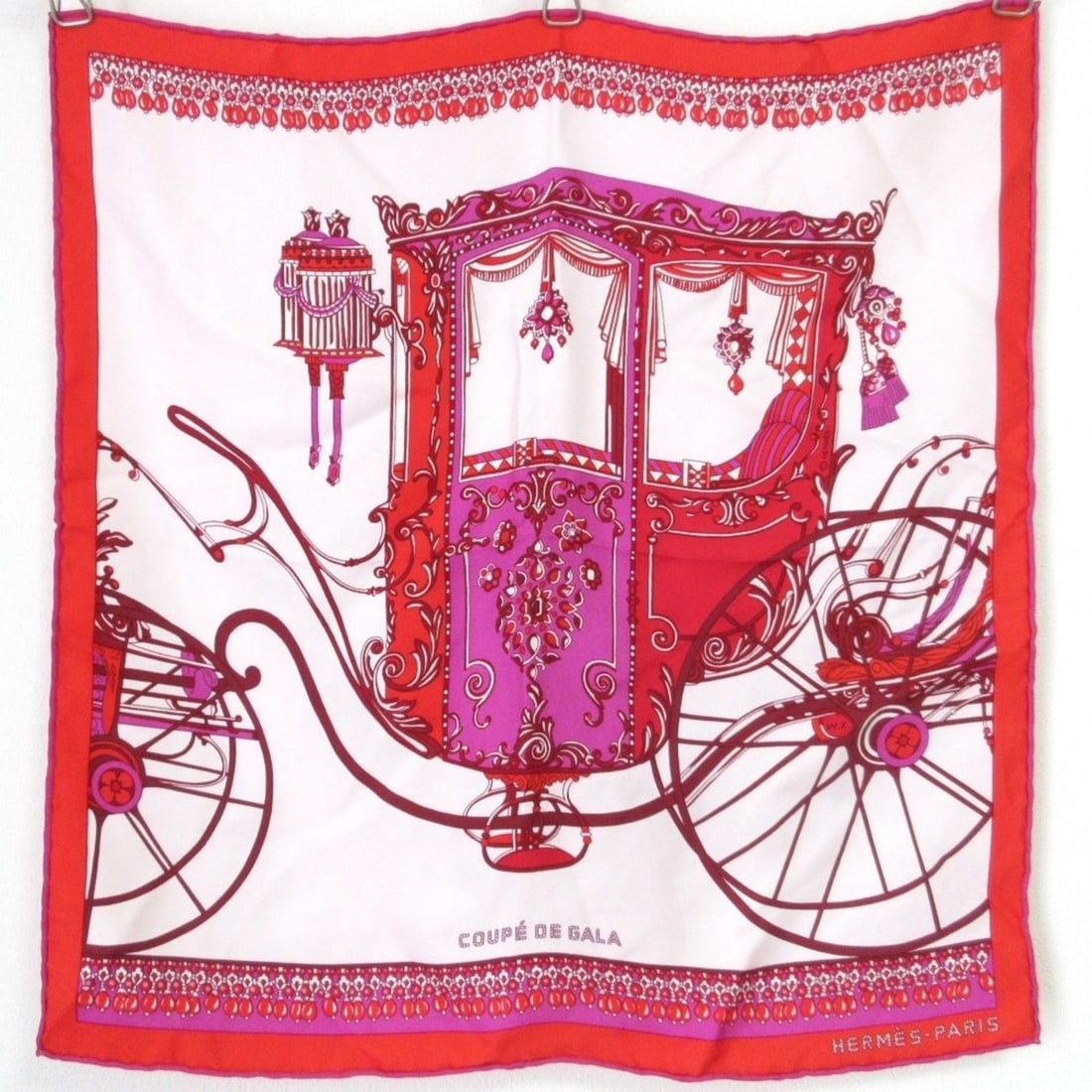 Excellent condition HERMES Coupe de Gala Carré 45 size silk scarf in red. Women's. Luxs Pre-owned: --- Catalog ---Category: SizeSize (LxW): 41.5cm x 40.5cm / 16.33'' x 15.94''Category: DesignType: ScarfColor: Red colorGender: WomenMaterial: Silk Category: GeneralBrand: Hermes--- Item List ---Sectio