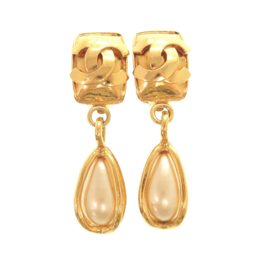 Excellent condition Chanel vintage Coco Mark metal faux pearl gold earrings 0070CHANEL: --- Catalog ---Category: SizeSize (HxWxD): 64.00mm x 17.00mm / 2.52'' x 0.67''Category: DesignType: Clip earringsColor: GoldStone: Artificial pearlGender: WomenSeason: VintageMaterial: Artificial pear