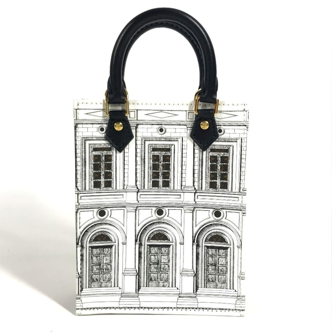 LOUIS VUITTON M80991 Fornasetti Collaboration Petite Sac Plat Bag, Crossbody Handbag, Pochette,: --- Catalog ---Category: SizeSize (HxWxD): 17cm x 13.5cm x 5cm / 6.69'' x 5.31'' x 1.96''Category: DesignType: Handbag, Pochette, Shoulder bagColor: Brown, Galle, WhiteGender: WomenMaterial: Monogram