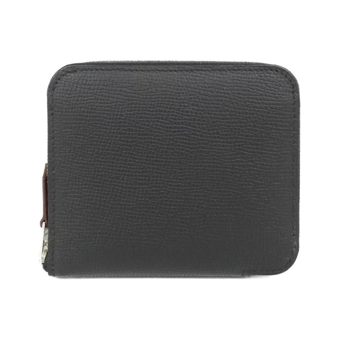 Hermes Hermès EN LIBERTE Silk in Compact 084266CK Wallet: --- Catalog ---Category: SizeSize (HxWxD): 9cm x 11cm x 1.5cm / 3.54'' x 4.33'' x 0.59''Category: DesignType: Coin purse/coin caseColor: BlackGender: WomenMaterial: Epsom leather , Silk Category: