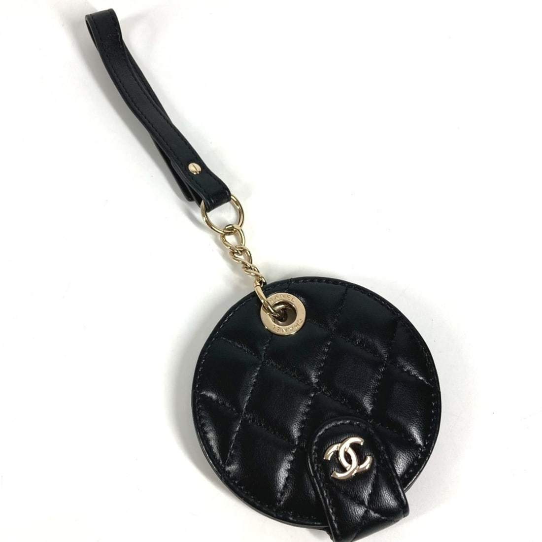 CHANEL Round Name Tag with Logo, CC, Coco Mark, Matelasse, Quilted Charm, Accessory, Bag Keychain,: --- Catalog ---Category: DesignType: KeyringColor: BlackGender: Men,Women,UnisexMaterial: LeatherCategory: GeneralLine: MatelasseBrand: ChanelCountry of Origin: Italy--- Item List ---Section: Conditio