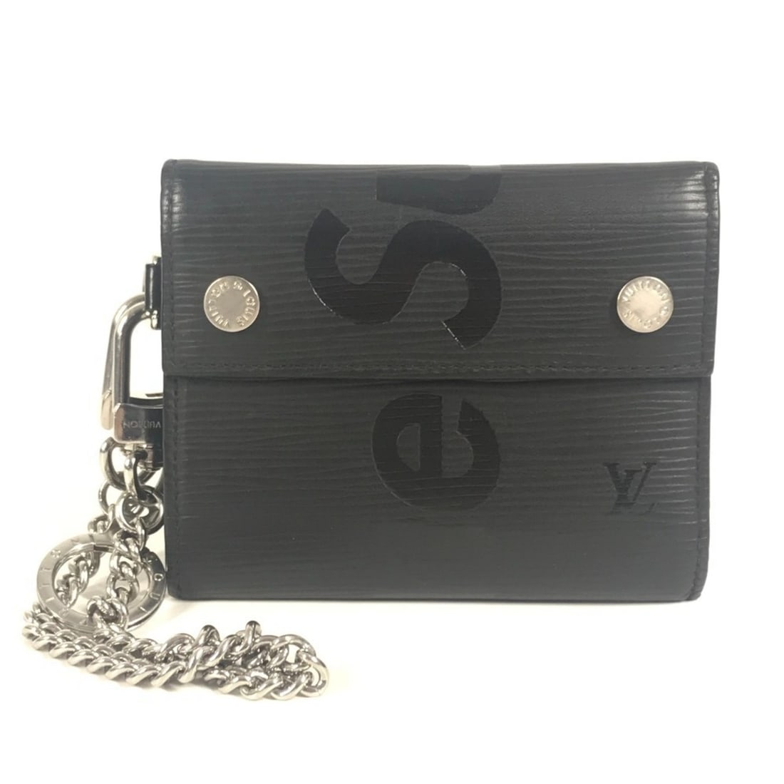 LOUIS VUITTON M67711 Epi Leather Supreme Collaboration Chain Wallet CH.CP WALLET Men's Tri-fold in: --- Catalog ---Category: SizeSize (HxWxD): 9.5cm x 12cm / 3.74'' x 4.72''Category: DesignType: Chain/Shoulder walletColor: Black, NoirGender: MenMaterial: Epi leather Category: GeneralLine: EpiBrand: