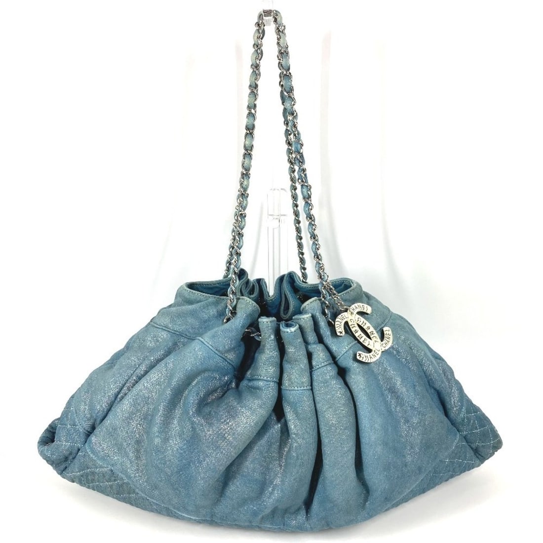 CHANEL CC Coco Mark Logo Melrose Cabas Tote Bag with Double Chain Shoulder Bag, Denim, Blue, for Men: --- Catalog ---Category: SizeSize (HxWxD): 27cm x 49cm x 4cm / 10.62'' x 19.29'' x 1.57''Category: DesignType: Shoulder bag, Tote bagColor: BlueGender: Men,Women,UnisexMaterial: Denim Hardware Color: