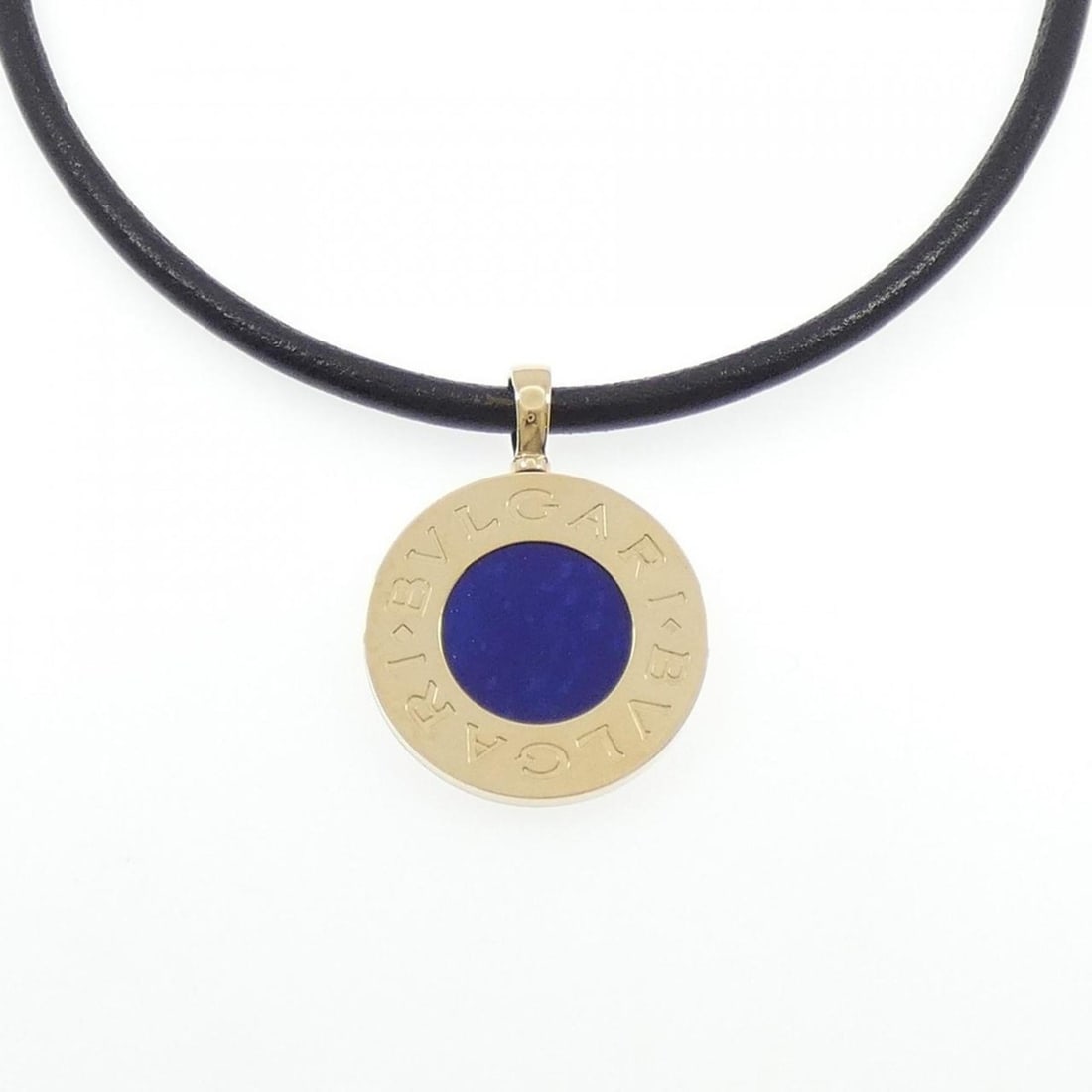 Bvlgari Necklace: --- Catalog ---Category: SizePendant Size: 47.5mm x 34.9mm / 1.87'' x 1.37''Category: DesignStone: Lapis lazuli, OnyxGender: WomenMaterial: Stainless steel, Yellow gold (18K)Pendant Type: