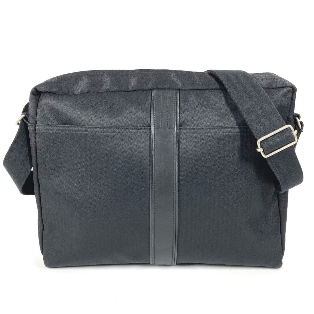 HERMES Acapulco Basas MM Crossbody Messenger Bag Shoulder in Toile Chevron Leather, Black for Men: --- Catalog ---Category: SizeSize (HxWxD): 26.5cm x 36cm x 7.5cm / 10.43'' x 14.17'' x 2.95''Category: DesignType: Messenger bag, Shoulder bagColor: BlackGender: Men,Women,UnisexMaterial: Toile chevro