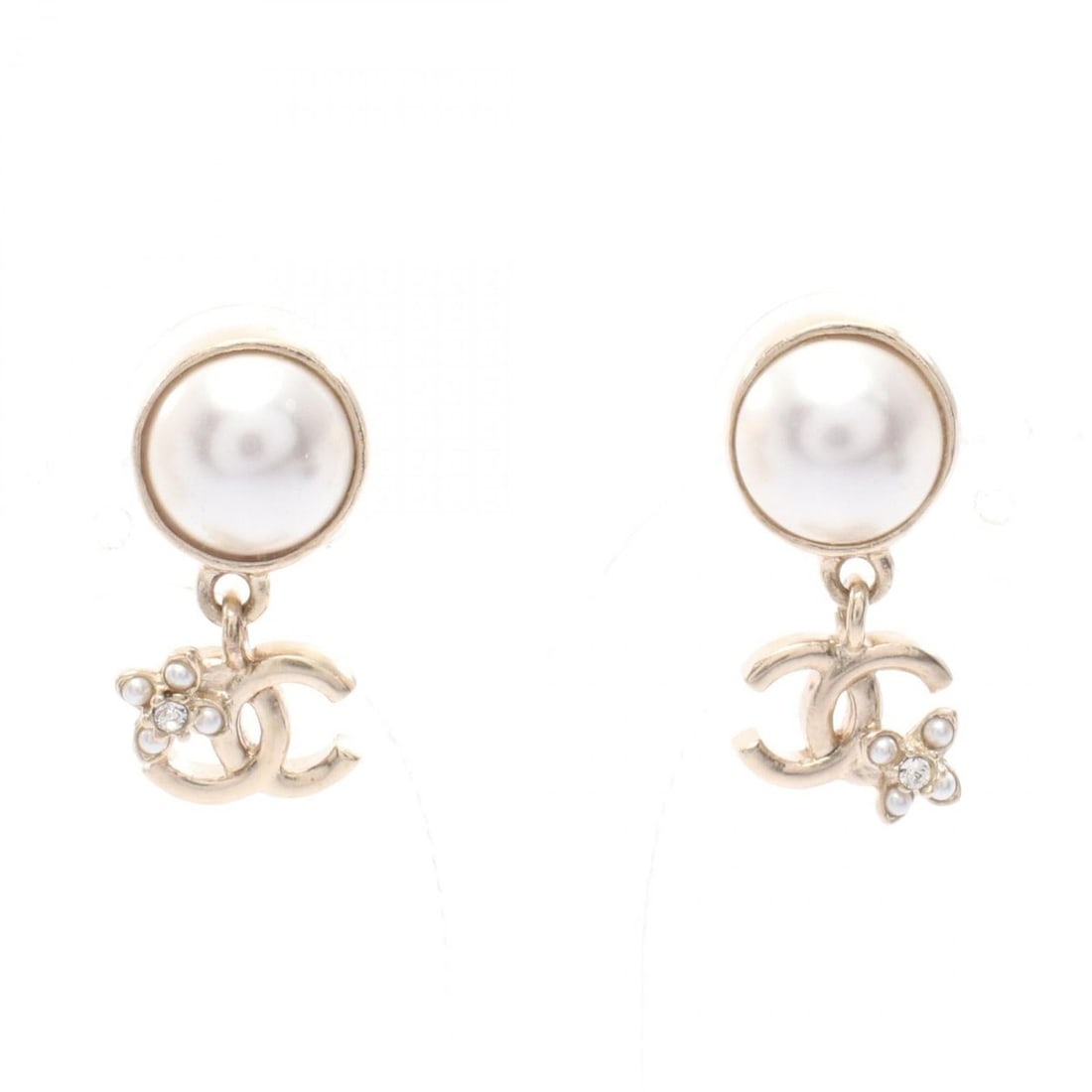 CHANEL Coco Mark earrings, gold-plated, with faux pearls and rhinestones, available in gold, white,: --- Catalog ---Category: SizeSize (HxWxD): 25.00mm x 11.00mm / 0.98'' x 0.43''Category: DesignType: Stud earringsColor: Clear, Gold, WhiteGender: WomenMaterial: Gold plating, RhinestoneCategory: Gener