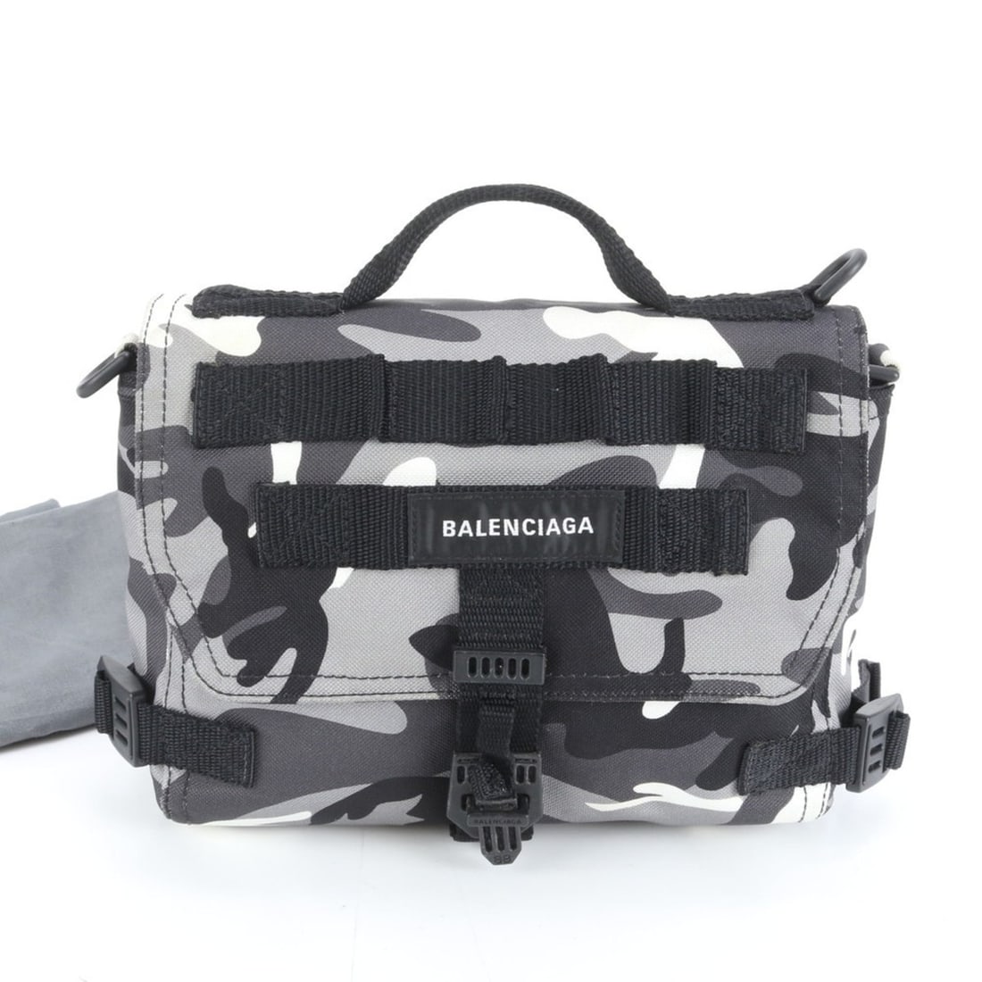 Balenciaga Camouflage Army Messenger Bag with Control Card, Men's: --- Catalog ---Category: SizeSize (HxWxD): 17cm x 23cm x 8cm / 6.69'' x 9.05'' x 3.14''Handle Length: 12cm / 4.72''Category: DesignType: Messenger bag, Tote bagColor: BlackGender: MenCategory: General