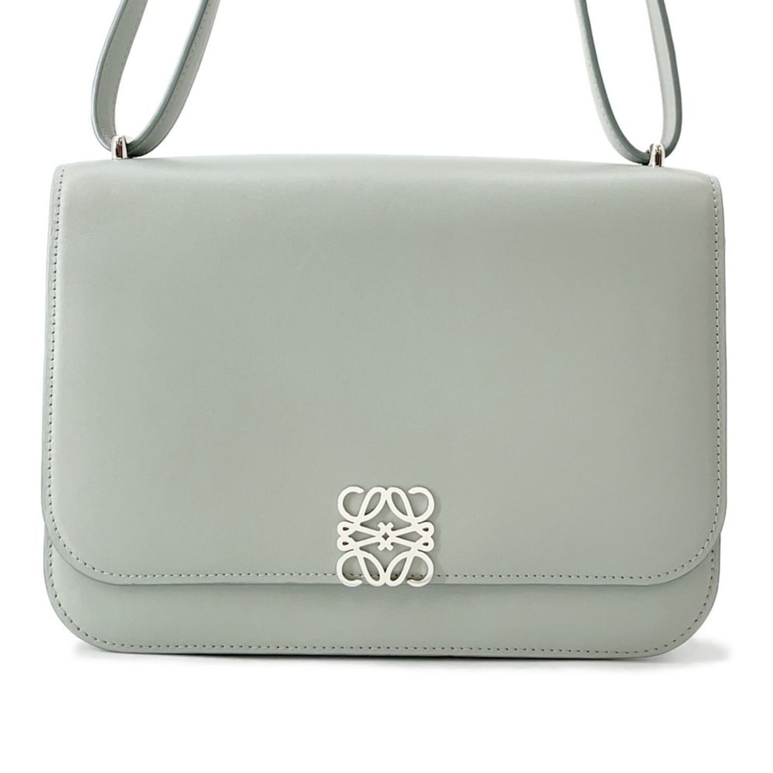 Loewe Goya Medium Leather Shoulder Bag A896N01X03 LOEWE 2-way: --- Catalog ---Category: SizeSize (HxWxD): 16.5cm x 22.5cm x 5cm / 6.49'' x 8.85'' x 1.96''Category: DesignType: Shoulder bagColor: Light blueGender: WomenMaterial: Leather Category: GeneralMPN: