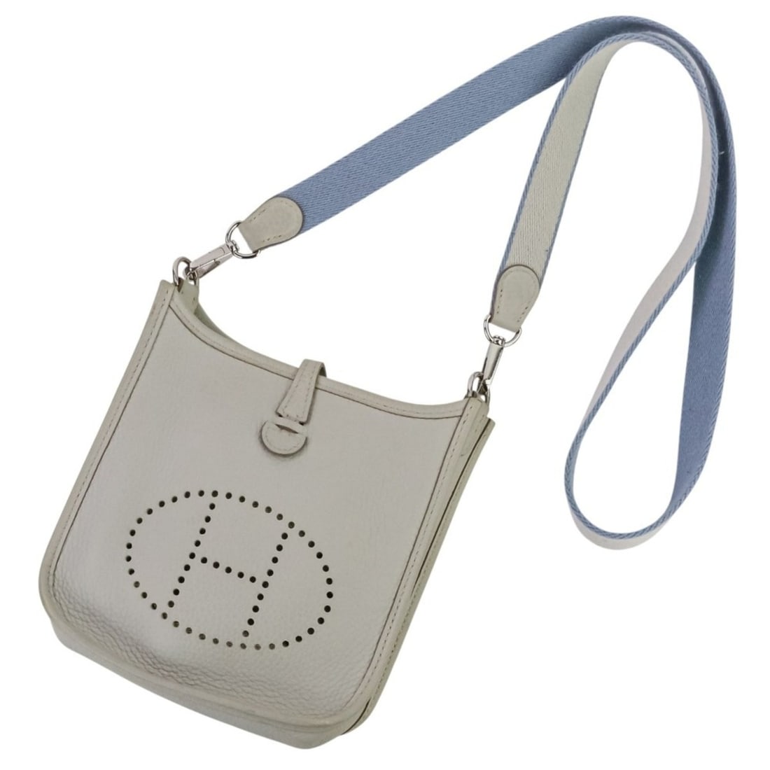 Excellent condition HERMES Evelyn TPM leather shoulder bag in light gray. ?Q. Women's. Luxs: --- Catalog ---Category: SizeSize (HxWxD): 18cm x 17cm x 5.5cm / 7.08'' x 6.69'' x 2.16''Category: DesignType: Shoulder bagColor: Light grayGender: WomenMaterial: Taurillon clemence leather Category: