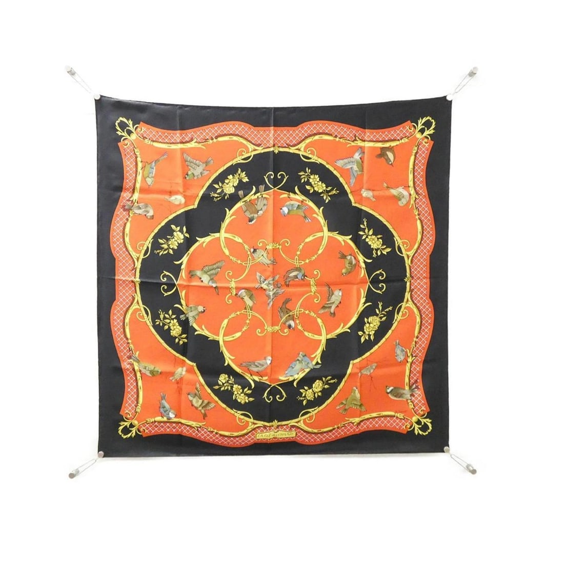 Hermes LA CLE DES CHAMPS Carre Scarf Muffler: --- Catalog ---Category: SizeSize (LxW): 90cm x 90cm / 35.43'' x 35.43''Category: DesignType: ScarfColor: Red colorGender: Women,MenMaterial: Silk Category: GeneralBrand: Hermes--- Item List