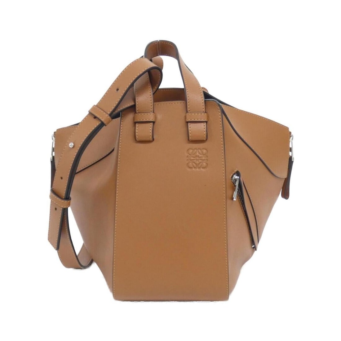 Loewe Hammock Small 387 30 S35 Shoulder Bag: --- Catalog ---Category: SizeSize (HxWxD): 24cm x 14cm x 28cm / 9.44'' x 5.51'' x 11.02''Category: DesignType: Shoulder bagColor: BrownGender: WomenMaterial: Leather Hardware Color: SilverLeather/Fur