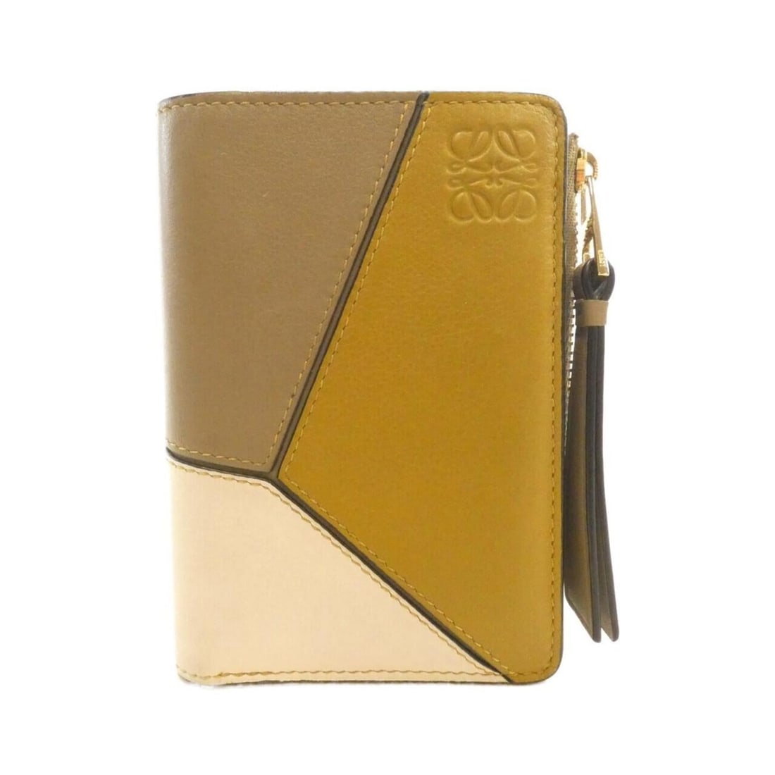 Loewe Puzzle Slim Bifold Wallet C510P30X01: --- Catalog ---Category: SizeSize (HxWxD): 12cm x 9cm x 2cm / 4.72'' x 3.54'' x 0.78''Category: DesignType: Wallet (bi-fold)Color: Ochre, YellowGender: WomenMaterial: Leather Leather/Fur Type: