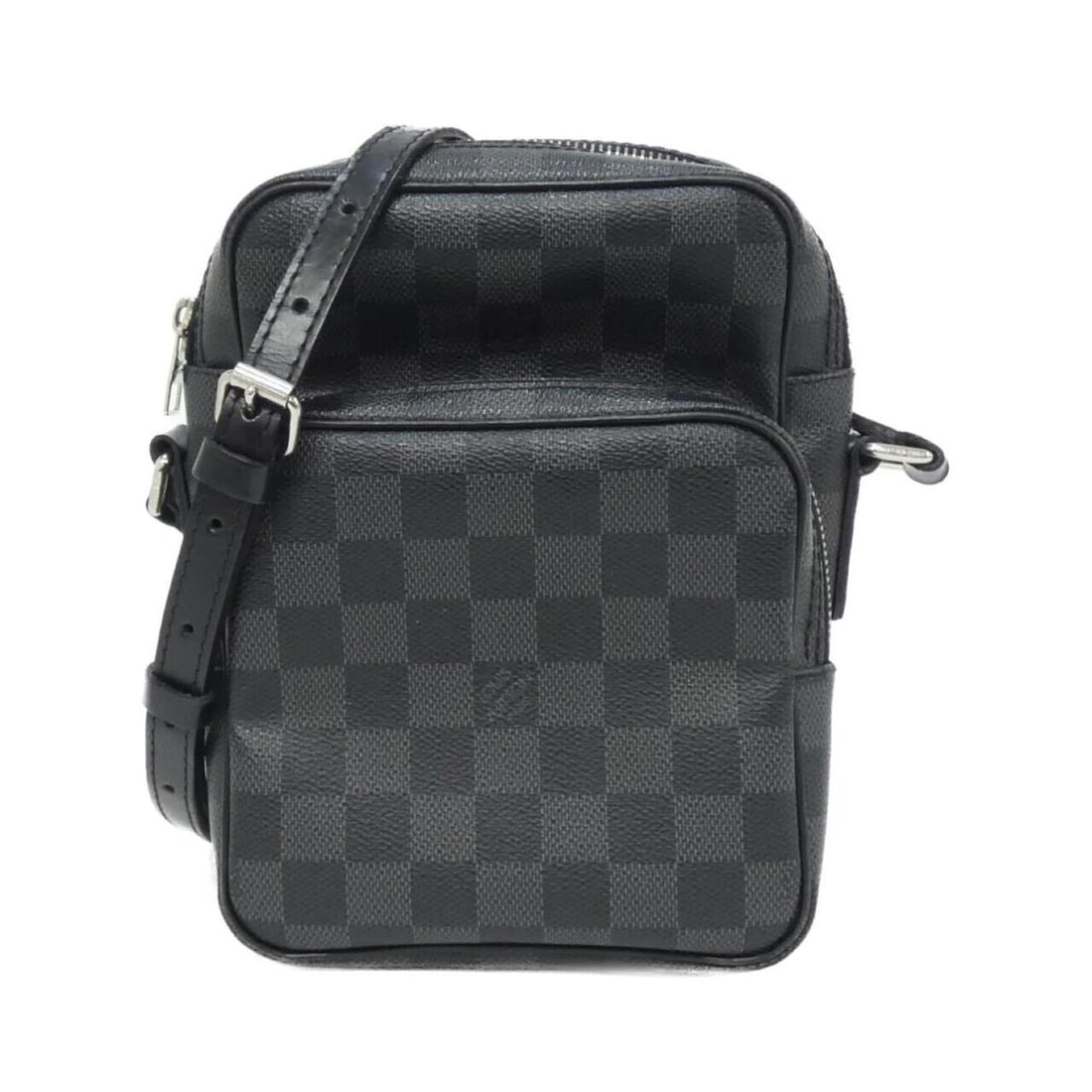Louis Vuitton Damier Graphite Rem N41446 Shoulder Bag: --- Catalog ---Category: SizeSize (HxWxD): 22cm x 15cm x 10cm / 8.66'' x 5.9'' x 3.93''Category: DesignType: Shoulder bagColor: GraphiteGender: MenMaterial: Coated canvas Hardware Color: