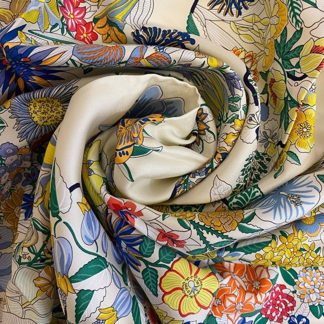 HERMES Carré 90 PLANIFLEURS Scarf/Muffler in White for Women: --- Catalog ---Category: SizeSize (LxW): 90cm x 90cm / 35.43'' x 35.43''Category: DesignType: ScarfColor: WhiteGender: WomenMaterial: Silk Category: GeneralBrand: Hermes--- Item List ---Section: