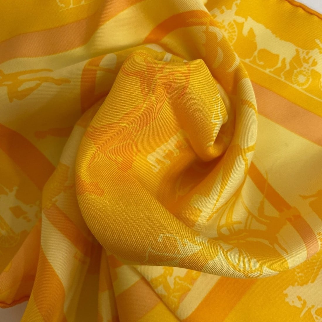 HERMES Carré 45 Petit Stole JEUX D'OMBRES Shadow Play Scarf Muffler Yellow Women's: --- Catalog ---Category: SizeSize (LxW): 41cm x 41.5cm / 16.14'' x 16.33''Category: DesignType: StoleColor: Orange, YellowGender: WomenMaterial: Silk Category: GeneralBrand: Hermes--- Item List ---Sec