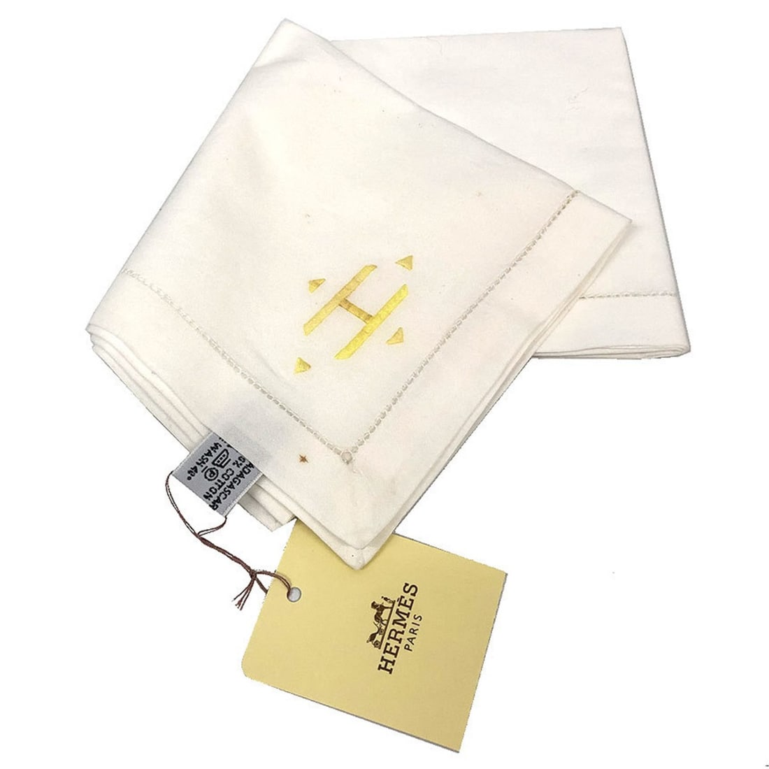 HERMES Mouchoir Gatsby Brode H Handkerchief with Embroidered Mark, Pocket Square, Neckerchief, 100%: --- Catalog ---Category: SizeSize (LxW): 45cm x 45cm / 17.71'' x 17.71''Category: DesignType: HandkerchiefColor: WhiteGender: Men,Women,UnisexMaterial: Cotton 100%Category: GeneralBrand: Hermes--- Ite