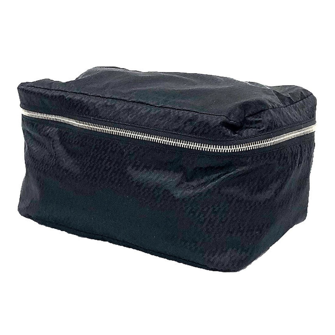 Hermes Travel Silk Mini Cube Pouch in Black: --- Catalog ---Category: SizeSize (HxWxD): 10cm x 20cm x 13cm / 3.93'' x 7.87'' x 5.11''Category: DesignType: PouchColor: BlackGender: Women,MenMaterial: Silk 100%, Barenia leather Category: GeneralBr