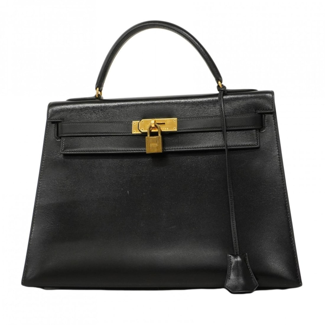 Hermes Hermès Kelly 32 Handbag in Black Box Calf Leather with ?P Stamp for Women: --- Catalog ---Category: SizeSize (HxWxD): 22.5cm x 32.5cm x 11.5cm / 8.85'' x 12.79'' x 4.52''Category: DesignType: HandbagColor: BlackGender: WomenMaterial: Box calf leather Hardware Color: GoldCate