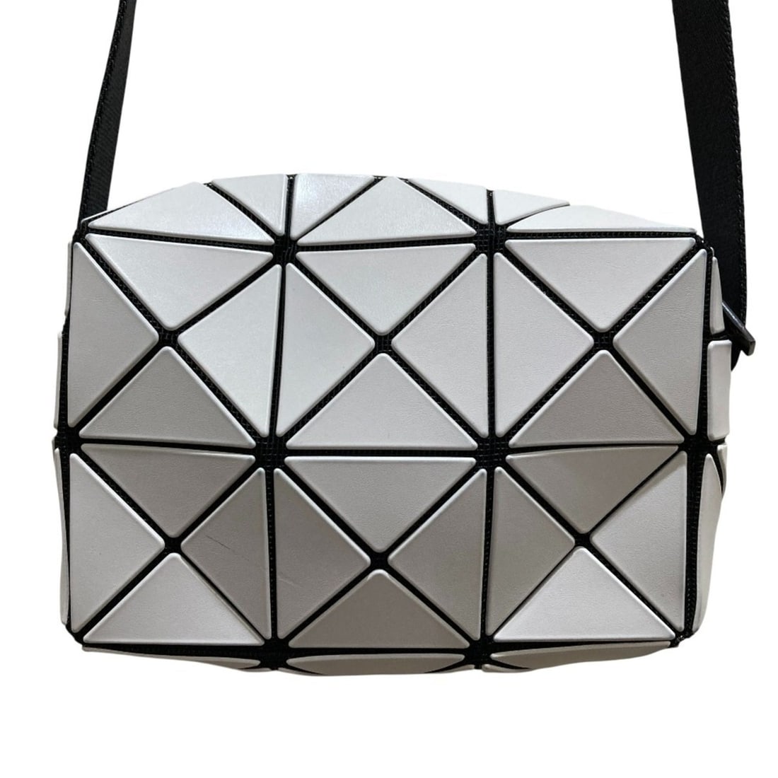 Bao Bao Issey Miyake 2024AW BAO ISSEY MIYAKE CUBOID Shoulder Bag BB43AG661 Light Gray Women's Luxs: --- Catalog ---Category: SizeSize (HxWxD): 11.5cm x 17cm x 5.5cm / 4.52'' x 6.69'' x 2.16''Strap Length: 124cm / 48.81''Category: DesignType: Shoulder bagColor: Light grayGender: WomenSeason: Fall/win