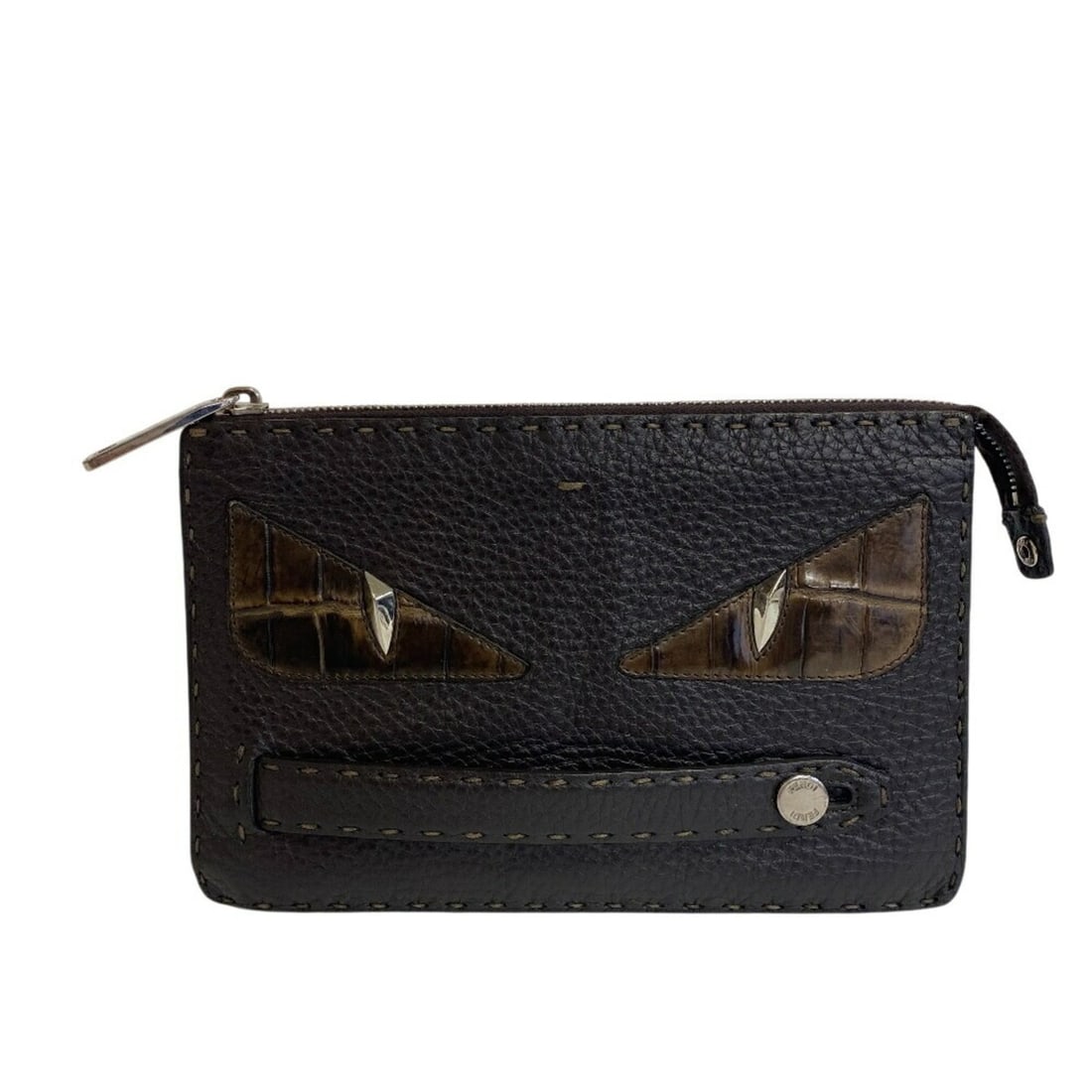 FENDI 7VA350 Bugs Clutch Pouch Second Bag Brown Men's: --- Catalog ---Category: SizeSize (HxWxD): 15.5cm x 23cm x 3cm / 6.1'' x 9.05'' x 1.18''Category: DesignType: Clutch bag, PouchColor: BrownGender: MenMaterial: Leather Category: GeneralMPN: