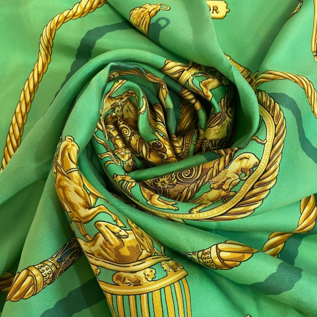 HERMES LES CAVALIERS D'OR scarf/muffler, green, for women.: --- Catalog ---Category: SizeSize (LxW): 89cm x 89cm / 35.03'' x 35.03''Category: DesignType: StoleColor: Green, NavyGender: WomenMaterial: Silk Category: GeneralBrand: Hermes--- Item List