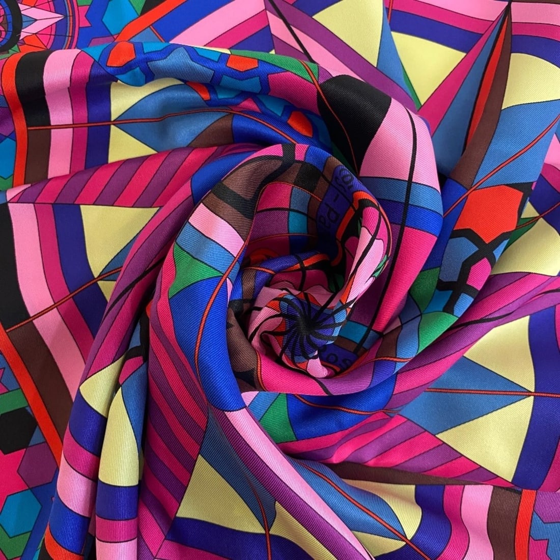 HERMES Carré 70 Shawl/Stole with Compass Rose Scarf/Muffler, Pink, Women's: --- Catalog ---Category: SizeSize (LxW): 70cm x 70cm / 27.55'' x 27.55''Category: DesignType: ScarfColor: PinkGender: WomenMaterial: Silk Category: GeneralBrand: Hermes--- Item List ---Section: