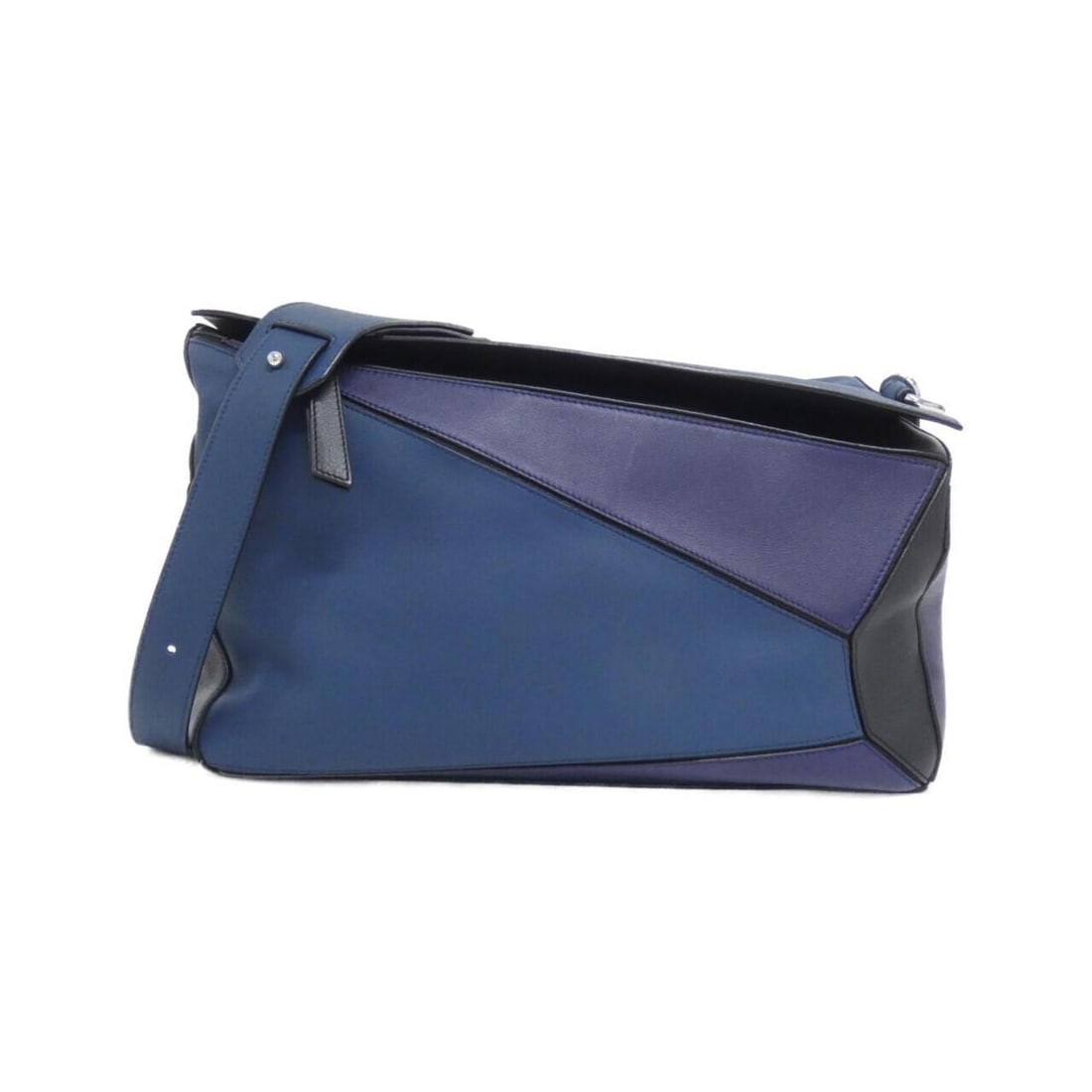 Loewe Puzzle XL 322 30UM46 Shoulder Bag: --- Catalog ---Category: SizeSize (HxWxD): 23cm x 40cm x 20cm / 9.05'' x 15.74'' x 7.87''Category: DesignType: Shoulder bagColor: BlueGender: Men,WomenMaterial: Leather Hardware Color: