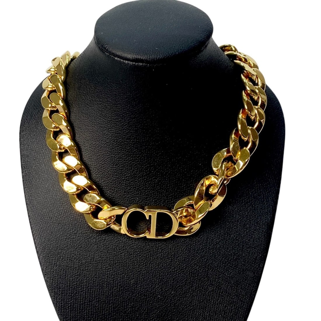 Christian Dior Dior Women's CD Icon Curb Chain Gold Necklace: --- Catalog ---Category: SizePendant Size: 11mm x 18mm / 0.43'' x 0.7''Neck Circumference: 45 cm / 17.71''Category: DesignColor: GoldGender: Men,WomenMaterial: MetalChain Type: Kihei chainNecklace Typ