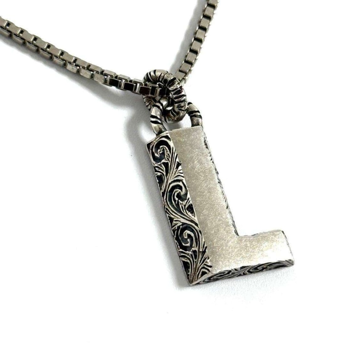 Gucci Alphabet Necklace Pendant Initial L: --- Catalog ---Category: SizeNeck Circumference: 43 cm - 45 cm / 16.92'' - 17.71''Category: DesignGender: Women,MenMaterial: Silver 925Pendant Type: PendantNecklace Type: NecklaceCategory: GeneralBran