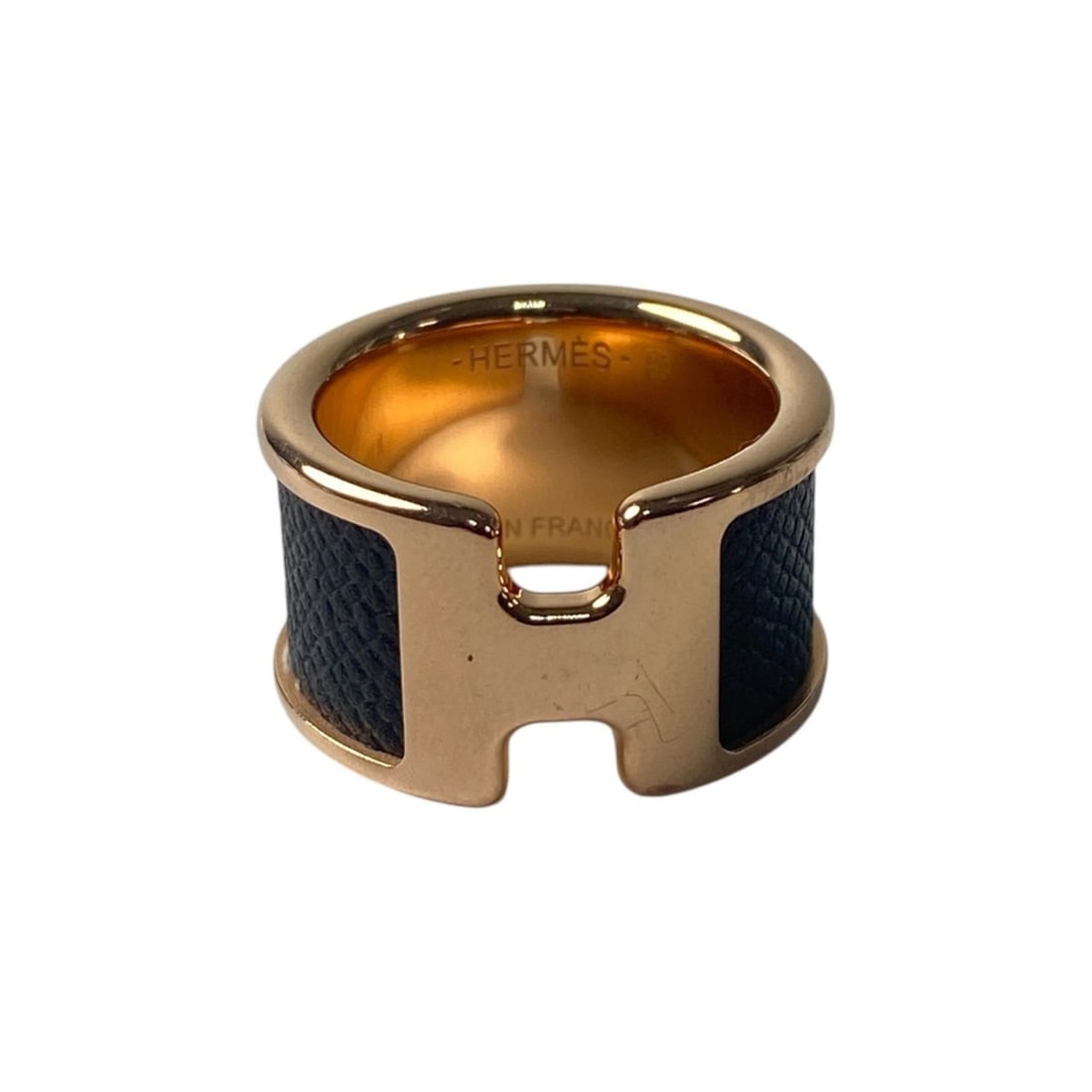 Hermes Hermès Olympe GM Madame Veau Ring in Black: --- Catalog ---Category: SizeJP Size: 15US Size: 7.5Category: DesignType: Band ringColor: Black, Pink goldGender: WomenMaterial: LeatherCategory: GeneralBrand: Hermes--- Item List ---Section: Conditio