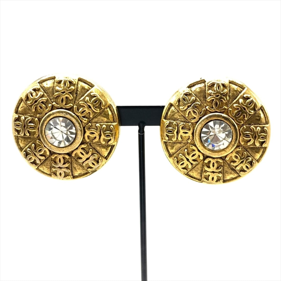 CHANEL Coco Mark Rhinestone Earrings GP Gold: --- Catalog ---Category: SizeSize (HxWxD): 30.00mm x 30.00mm / 1.18'' x 1.18''Category: DesignType: Clip earringsColor: GoldStone: RhinestoneFinish: Gold platedGender: WomenCategory: GeneralBrand: Cha