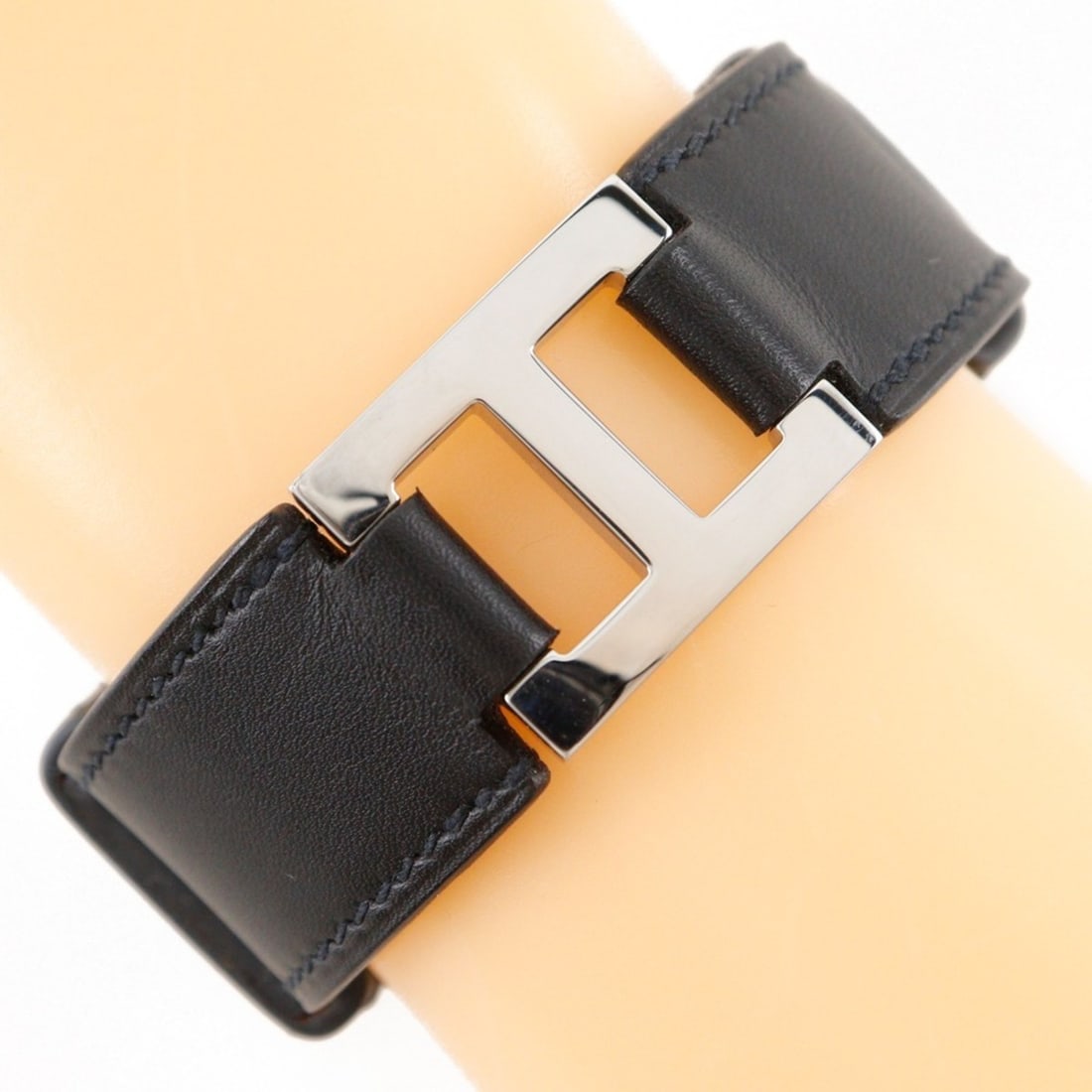 Hermes Hermès H logo bangle bracelet, Vau Chamonix, 2005, black with silver hardware, approximately: --- Catalog ---Category: SizeWidth: 2cm / 0.78''Length: 20cm / 7.87''Weight: 17g / 0.59oz.Category: DesignType: BangleColor: BlackGender: UnisexMaterial: Chamonix leatherCategory: GeneralBrand: Hermes